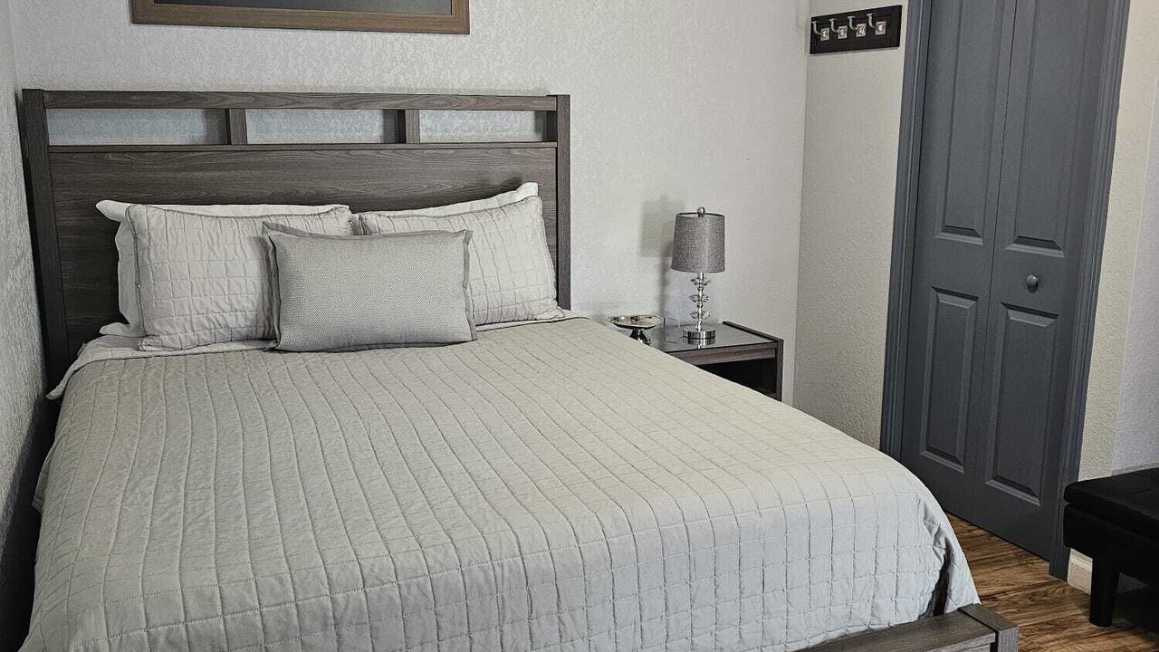 Photo of Bedroom in Azalea Park