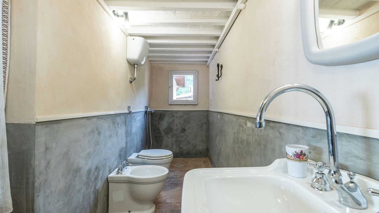 Photo of Bathroom in Calci