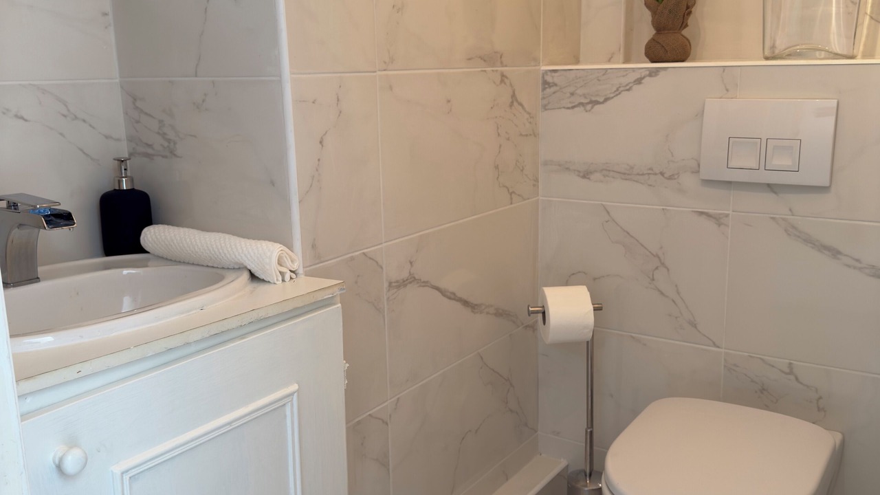 Photo of Bathroom in California - Pezou