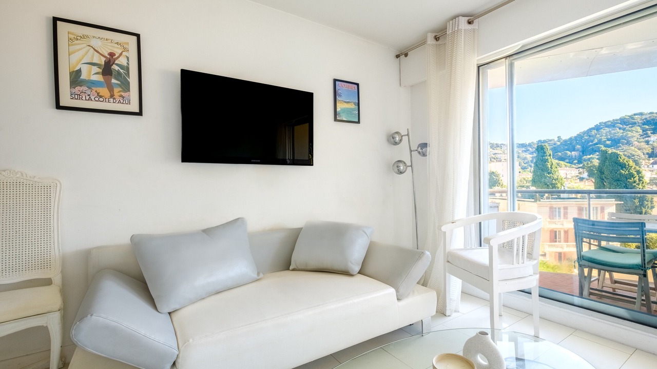 Photo of Livingroom in California - Pezou