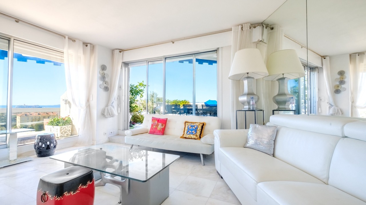 Photo of Livingroom in California - Pezou