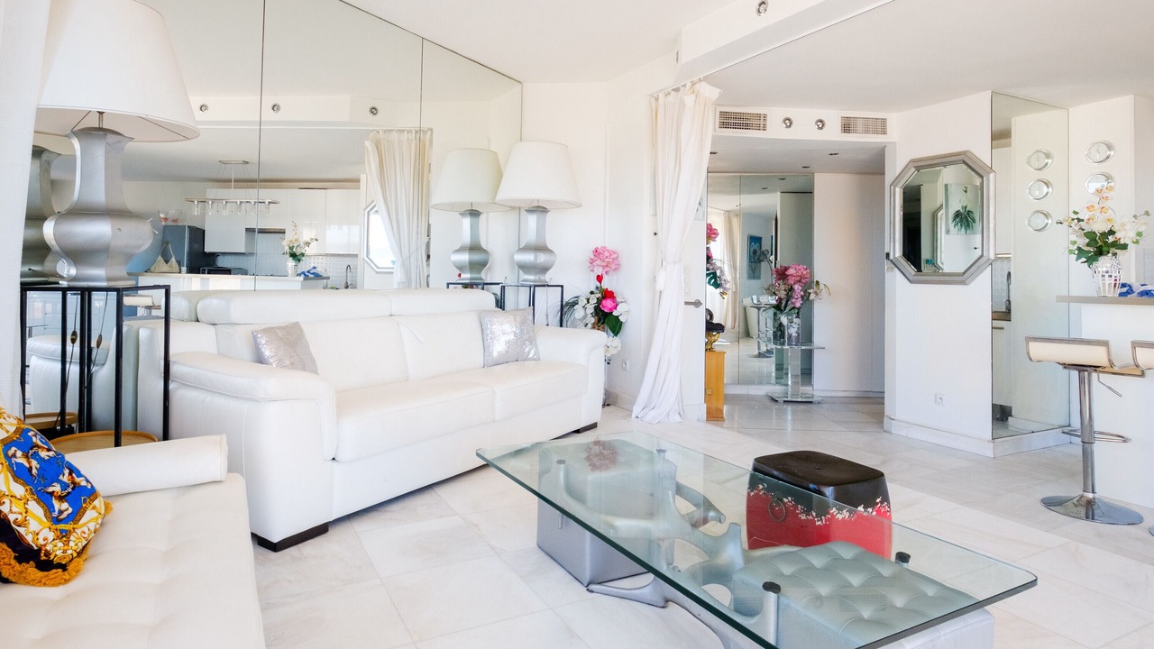 Photo of Livingroom in California - Pezou