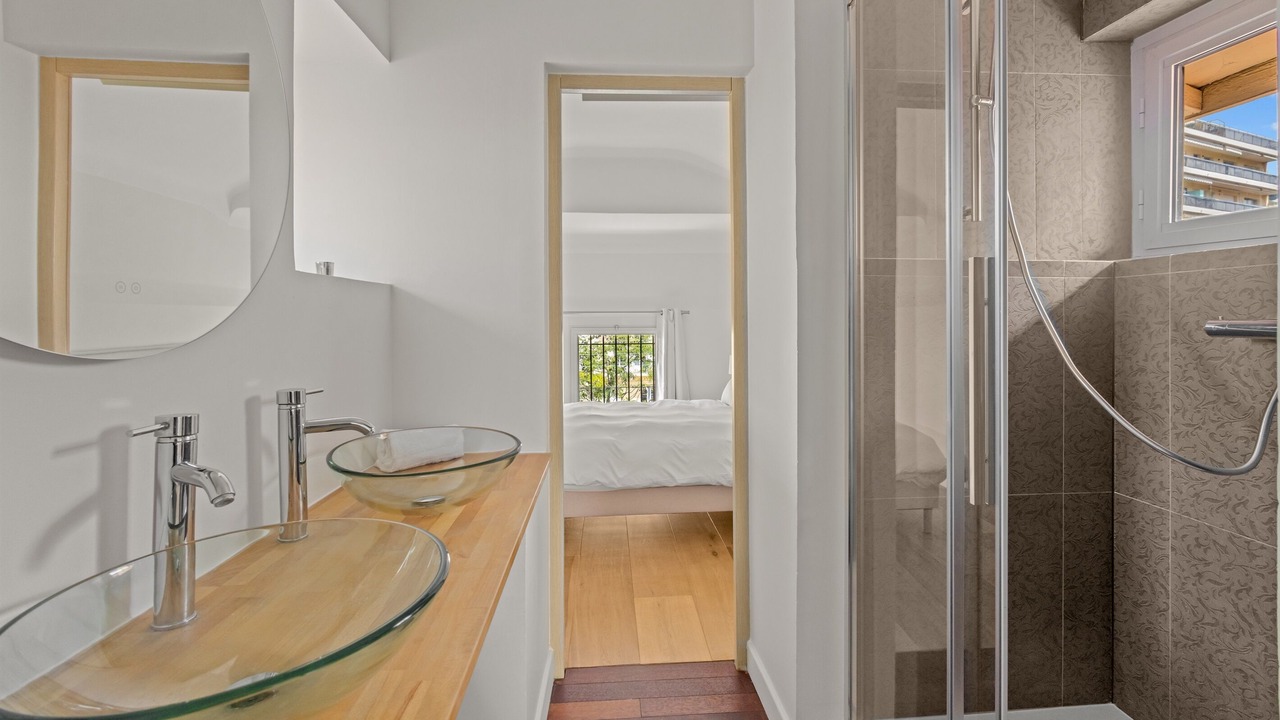 Photo of Bathroom in California - Pezou