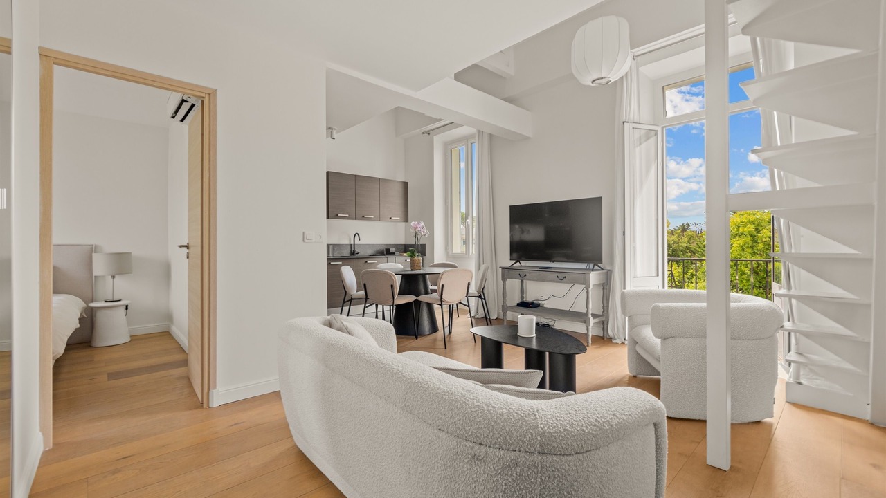 Photo of Livingroom in California - Pezou