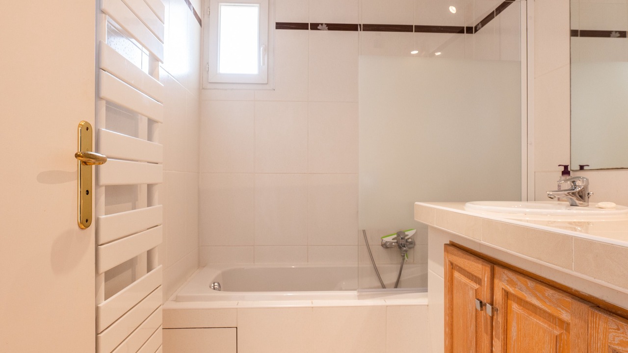 Photo of Bathroom in Prado - Republique