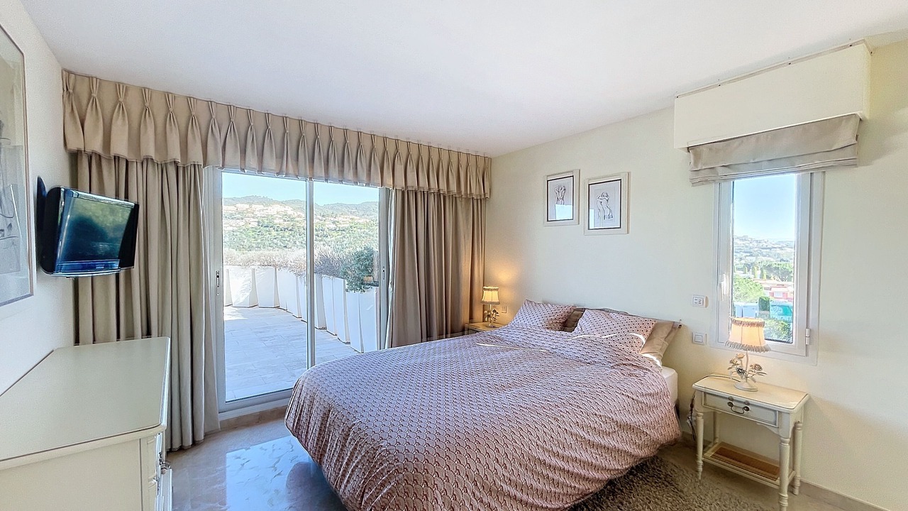 Photo of Bedroom in Mandelieu-La-Napoule