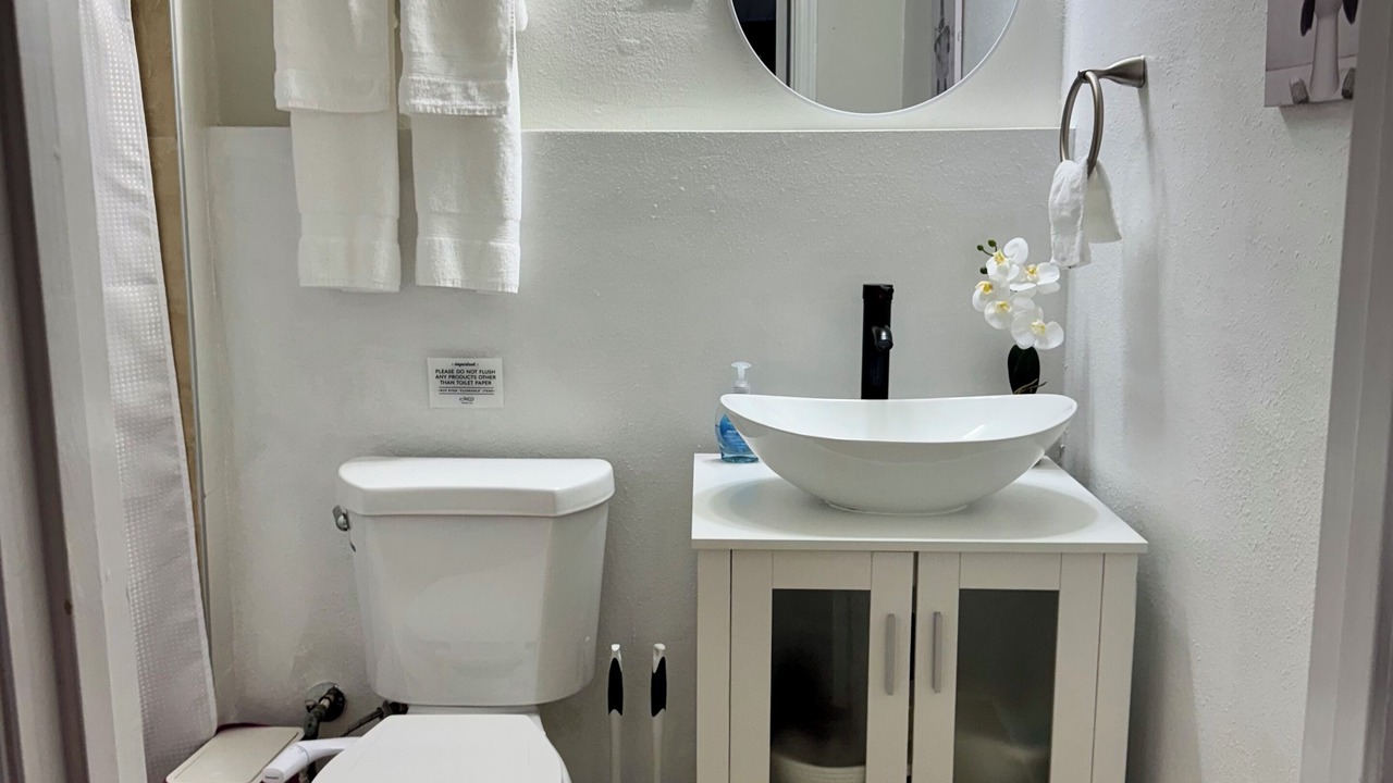 Photo of Bathroom in Azalea Park