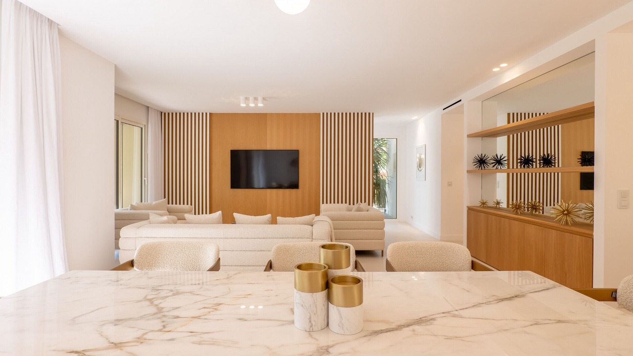 Photo of Livingroom in California - Pezou