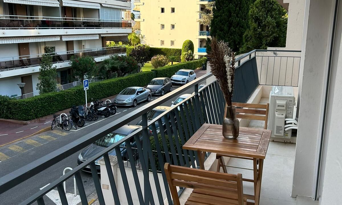 Photo of Outdoor in California - Pezou