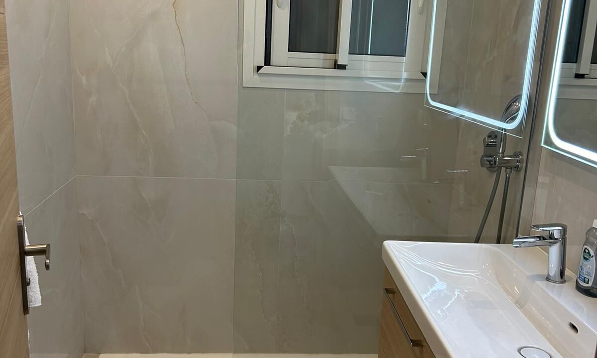 Photo of Bathroom in California - Pezou
