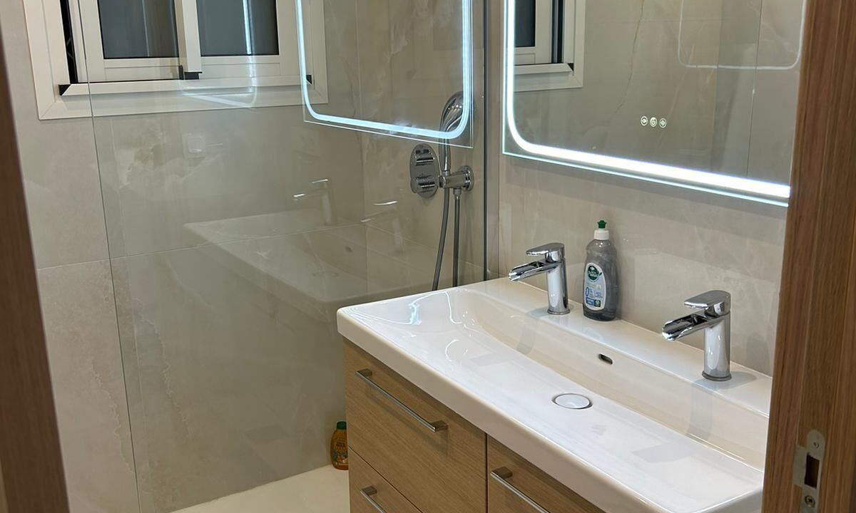 Photo of Bathroom in California - Pezou