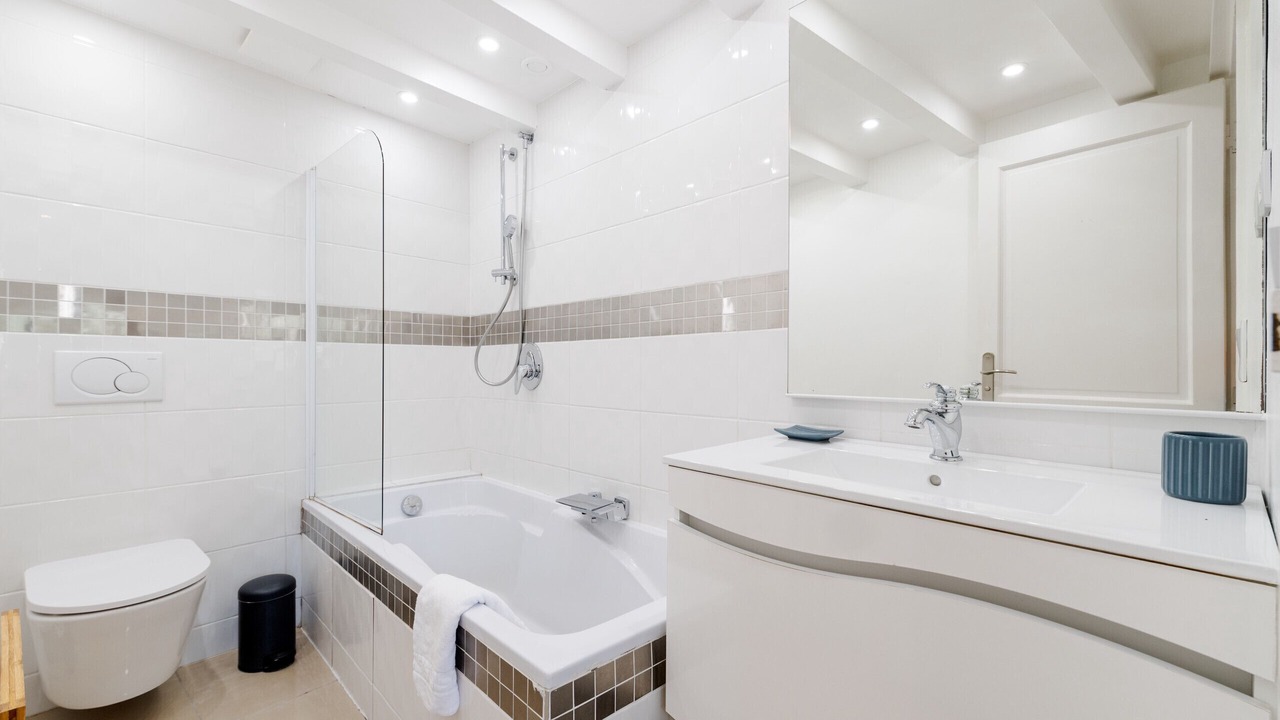 Photo of Bathroom in Riou - Petit Juas - Av de Grasse