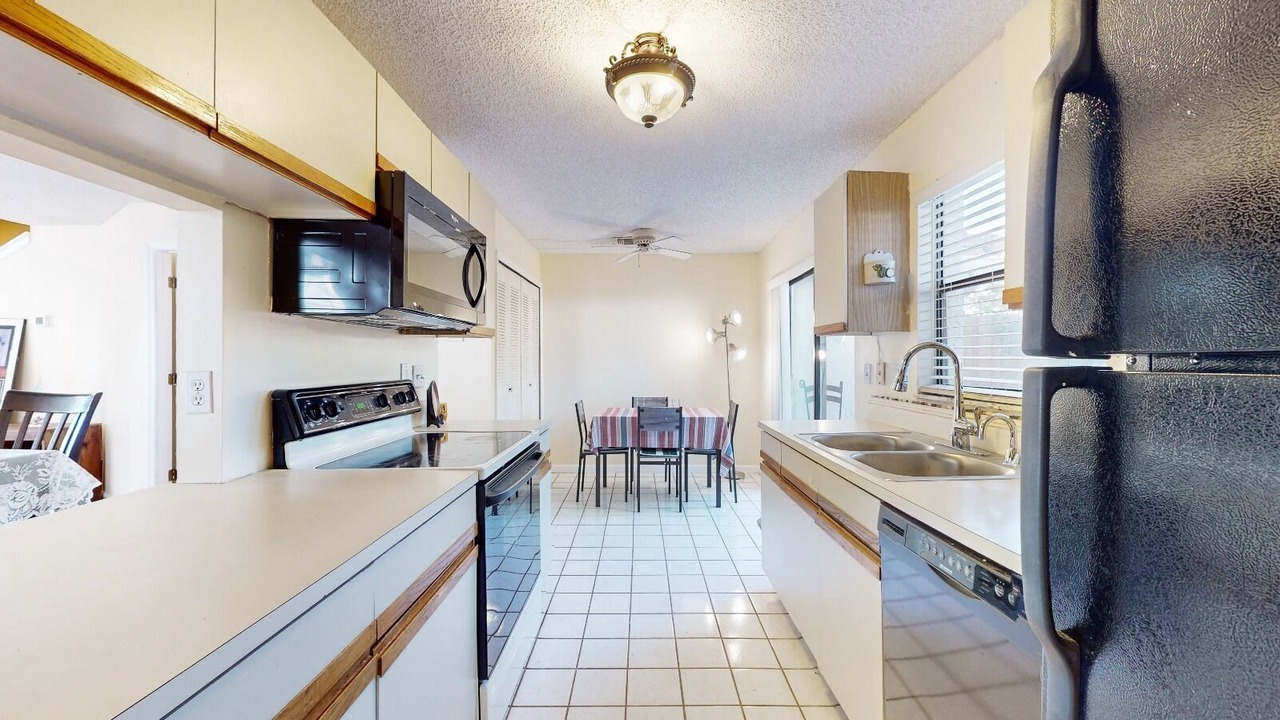 Photo of Kitchen in Azalea Park