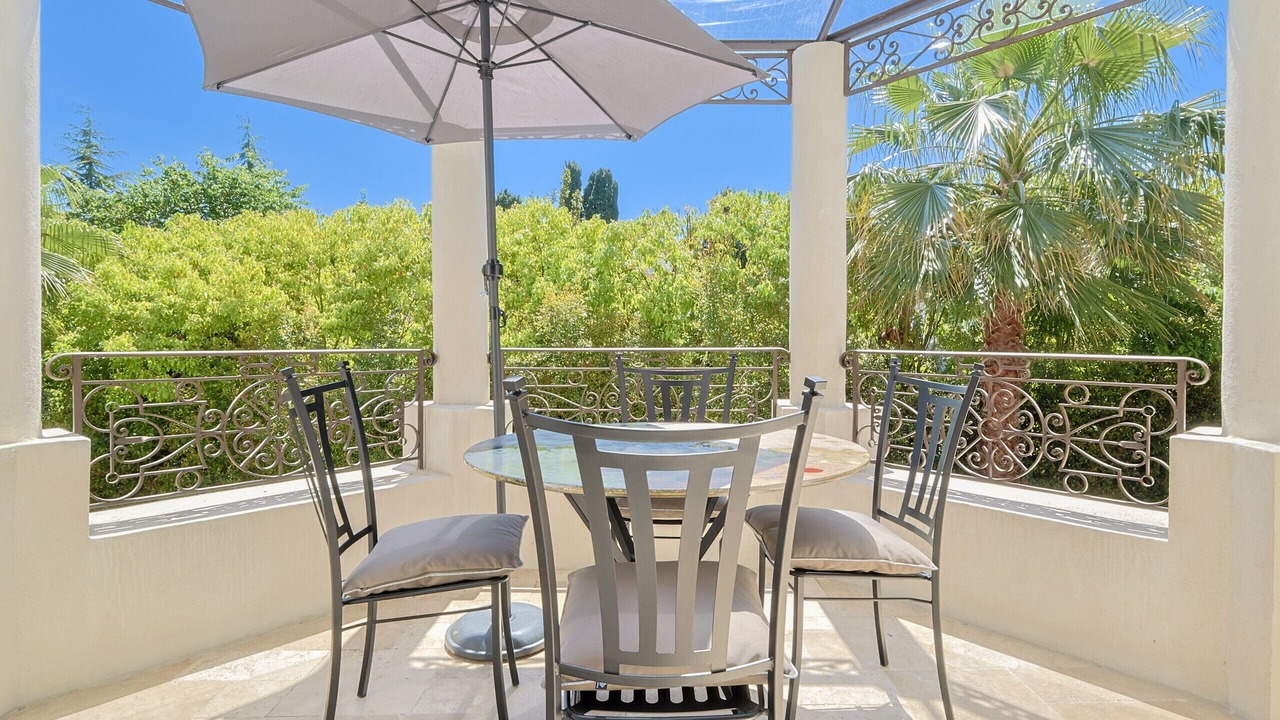 Photo of Outdoor in California - Pezou