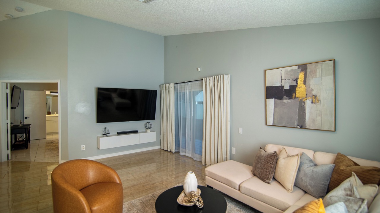 Photo of Livingroom in Lakeside Estates