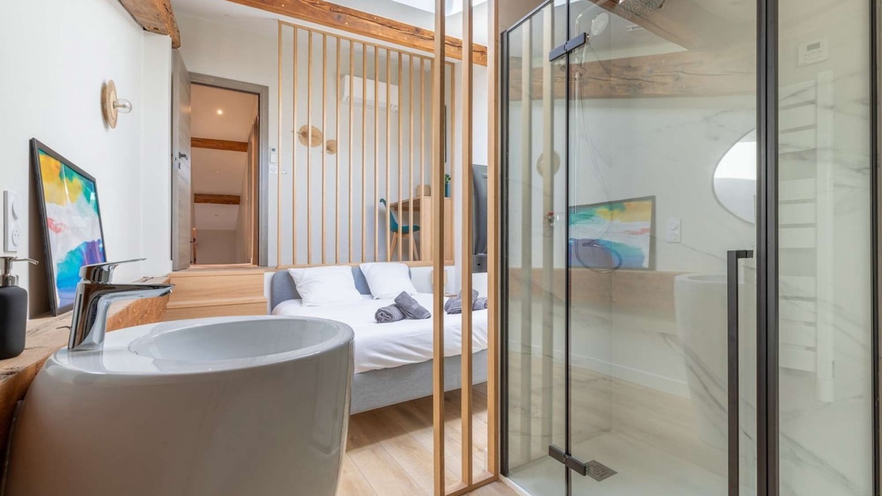 Photo of Bedroom in Cannes City Centre