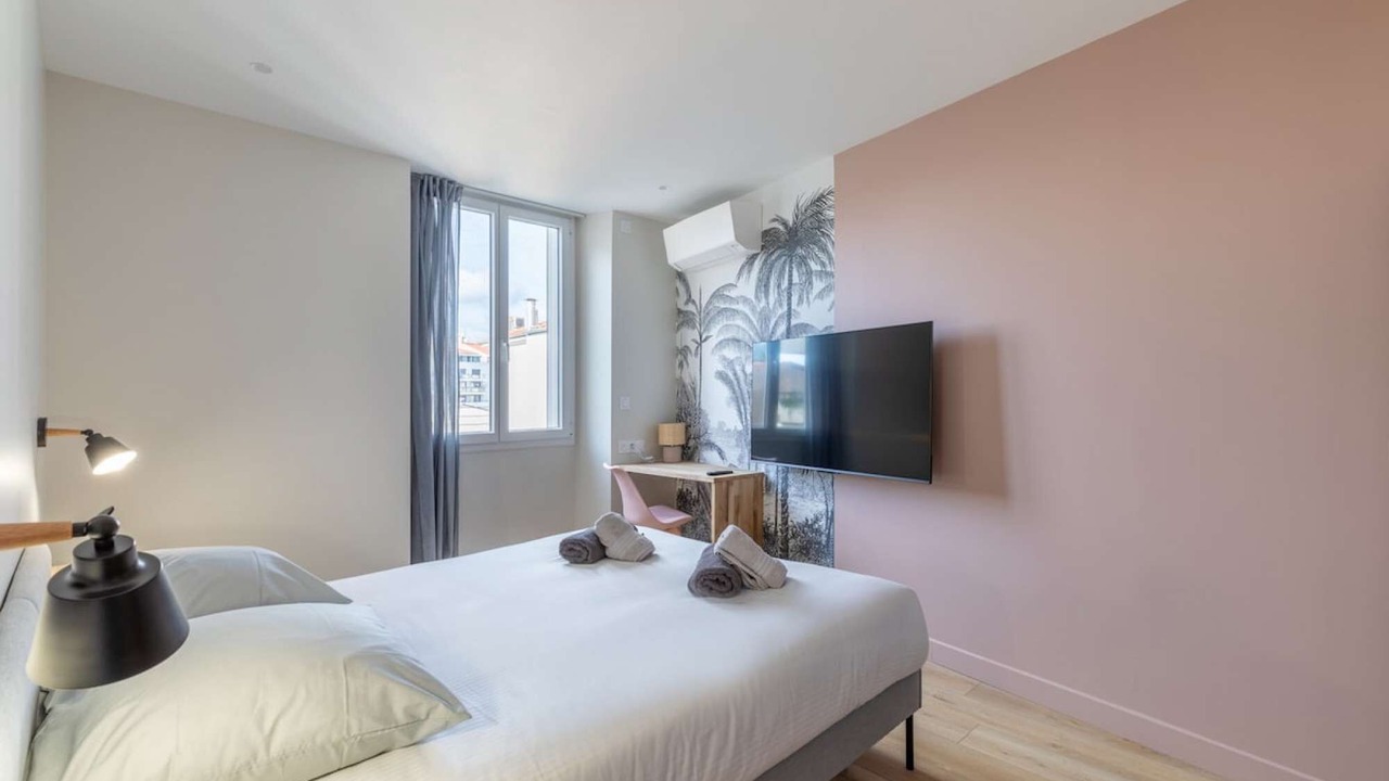 Photo of Bedroom in Cannes City Centre