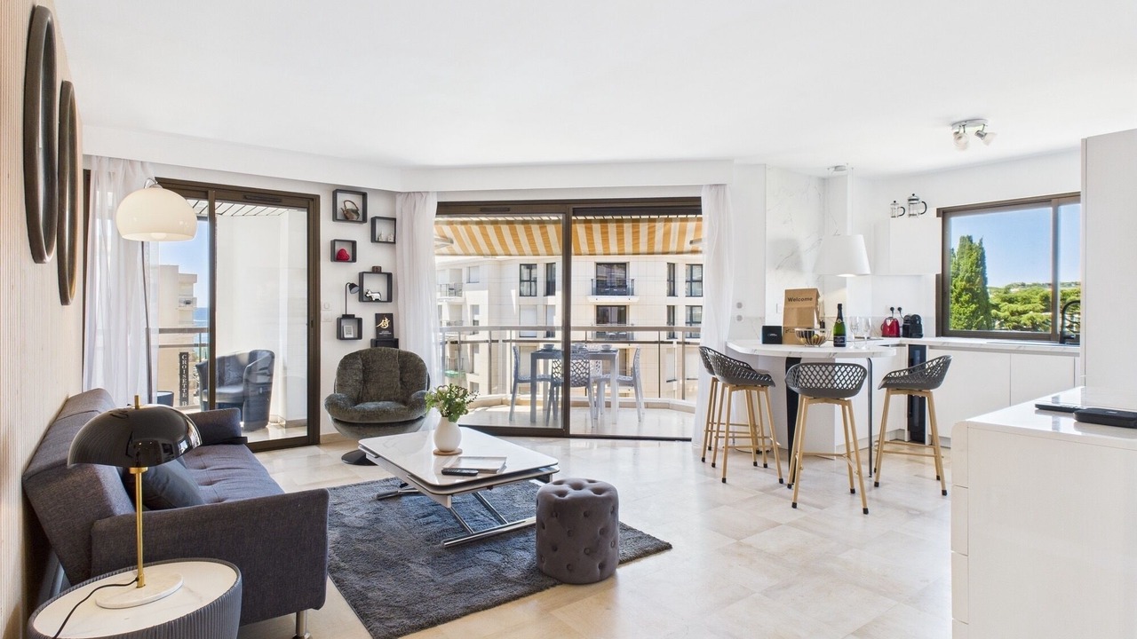 Photo of Livingroom in California - Pezou