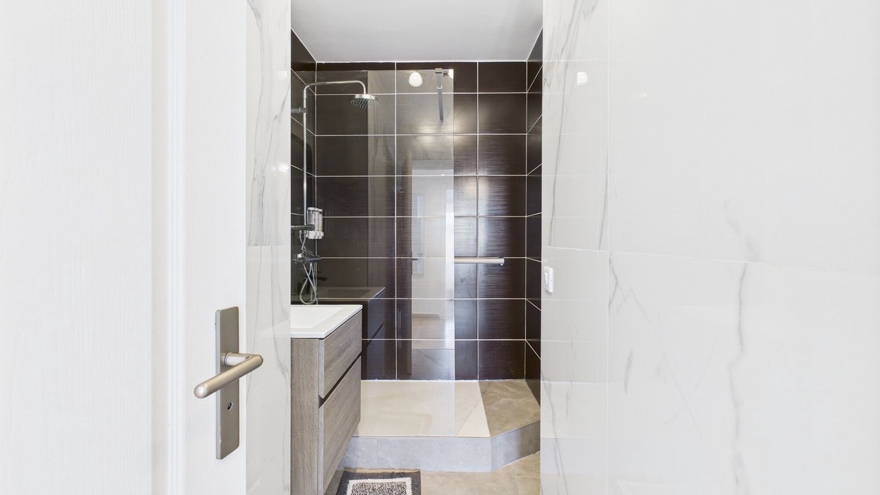 Photo of Bathroom in California - Pezou