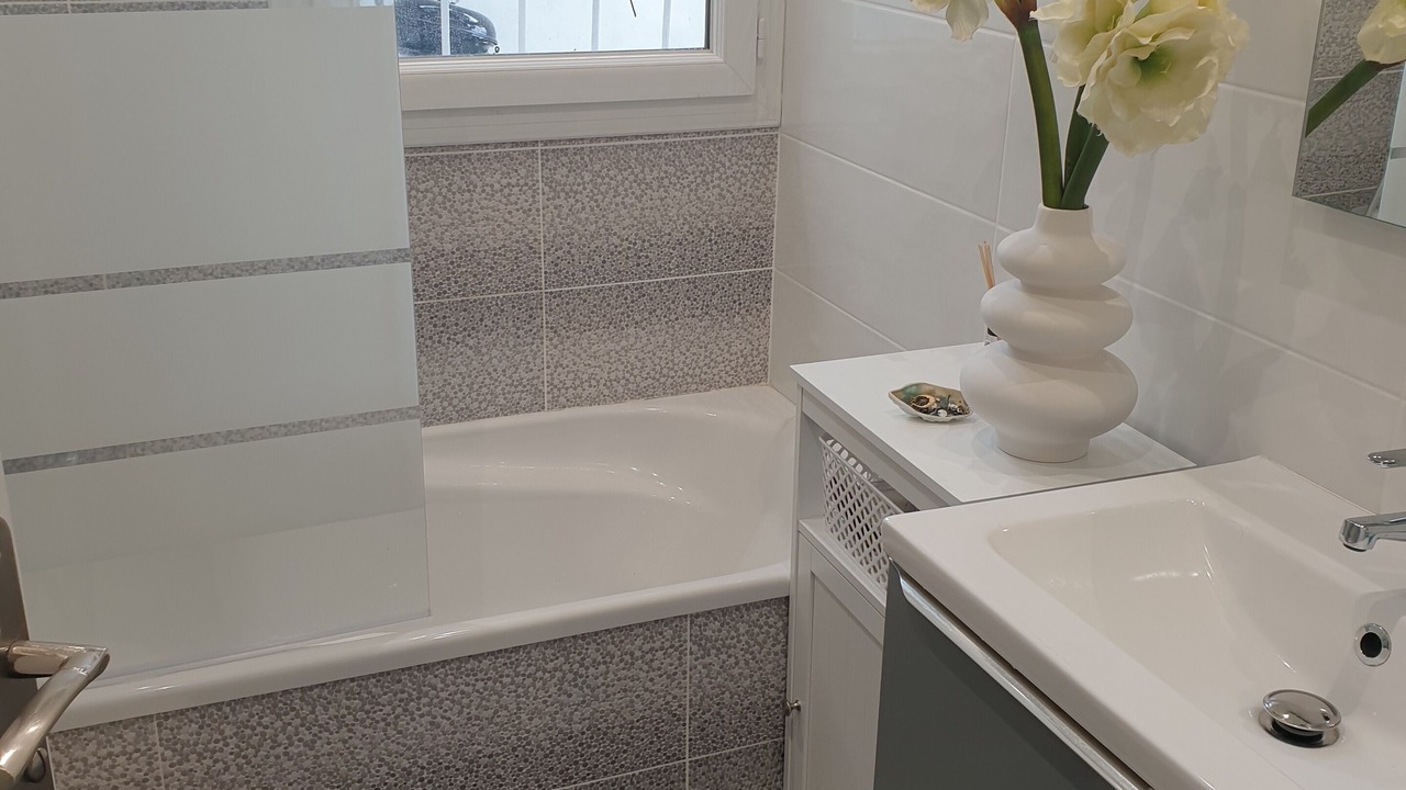 Photo of Bathroom in Gairaut