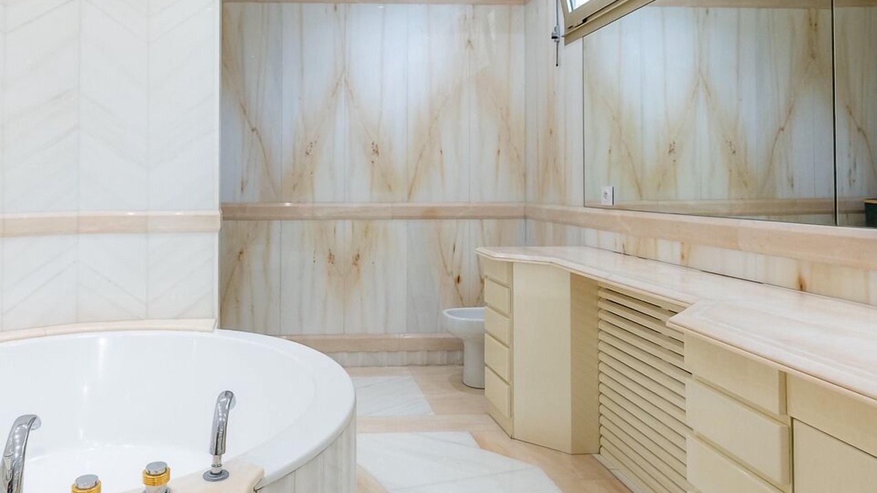 Photo of Bathroom in California - Pezou