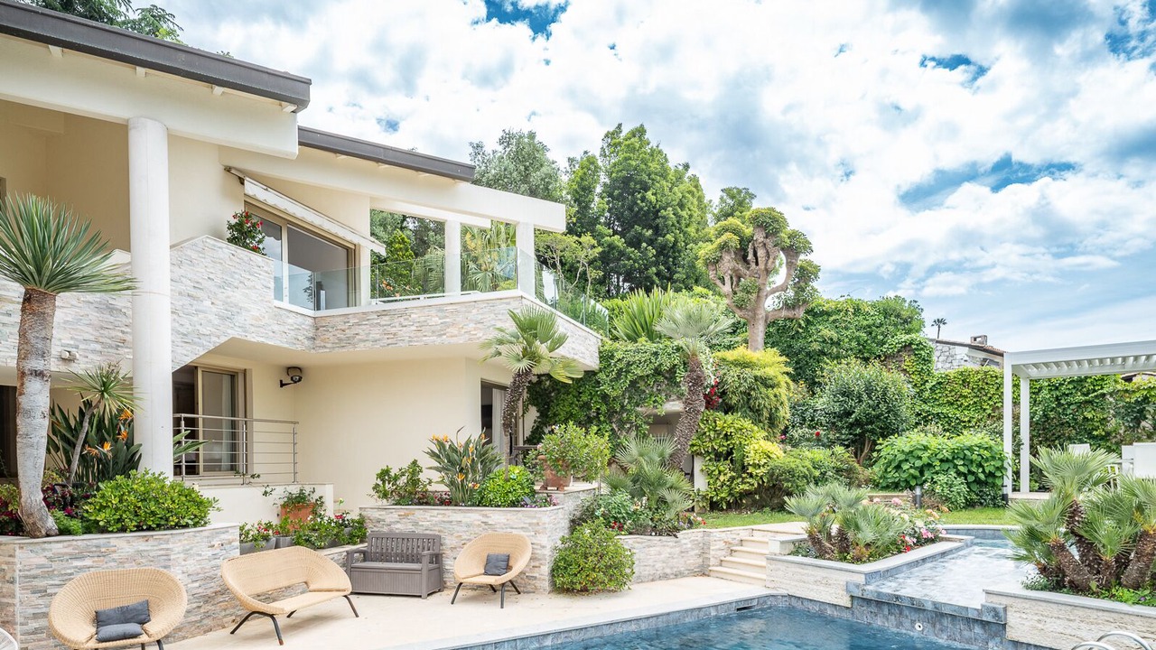 Photo of Outdoor in California - Pezou
