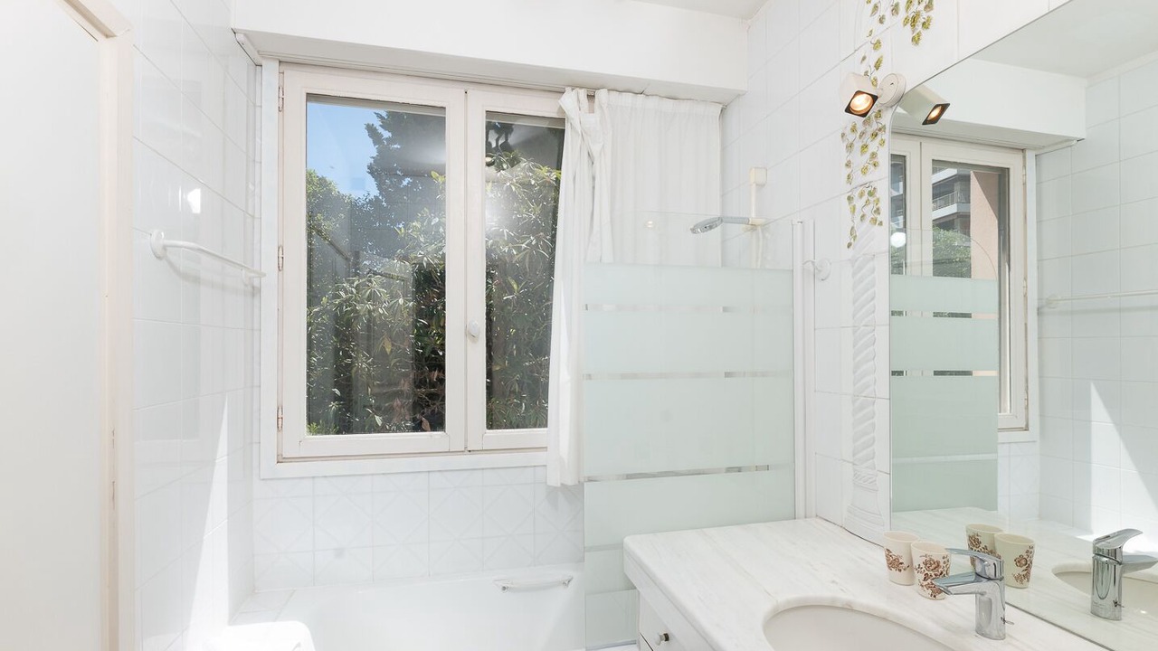 Photo of Bathroom in Prado - Republique