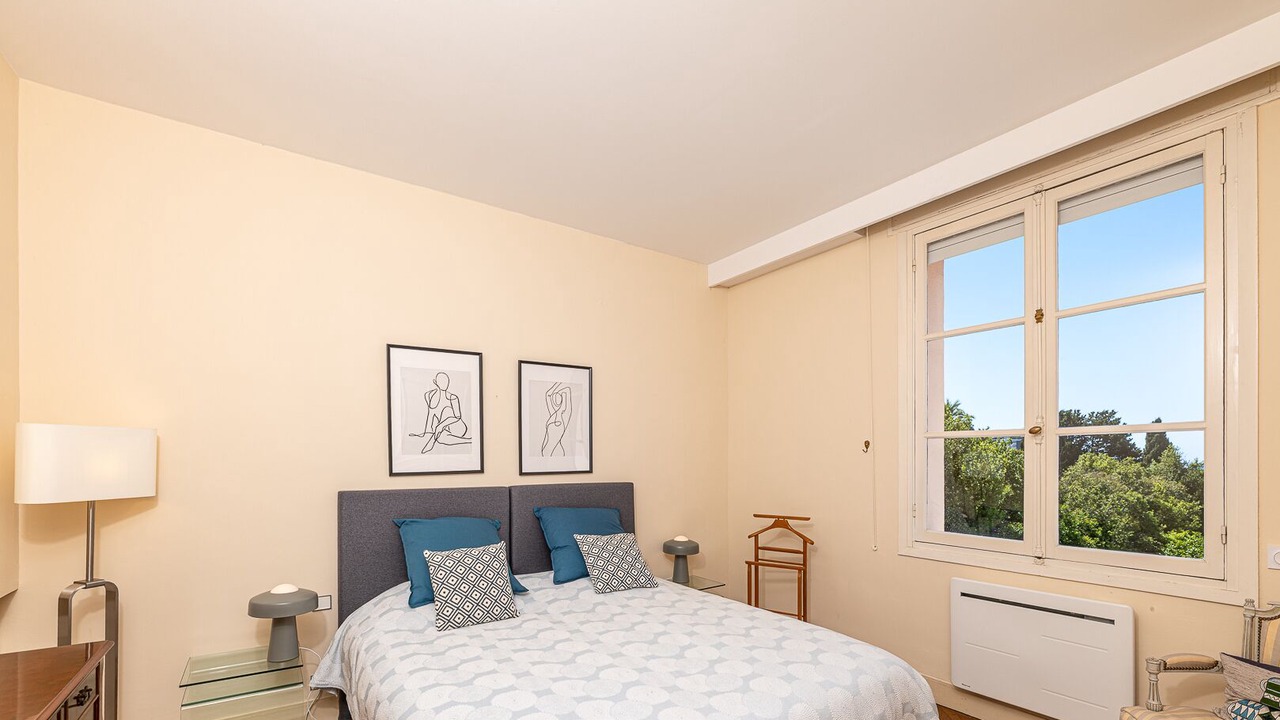Photo of Bedroom in Prado - Republique