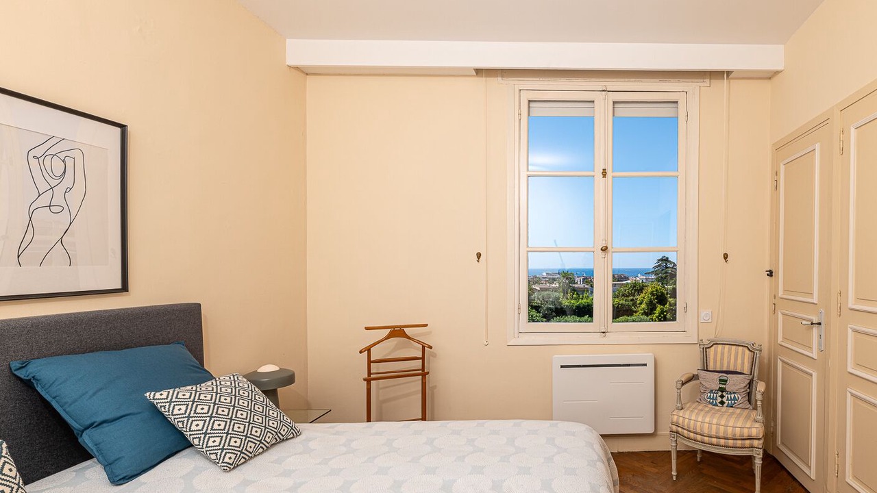 Photo of Bedroom in Prado - Republique