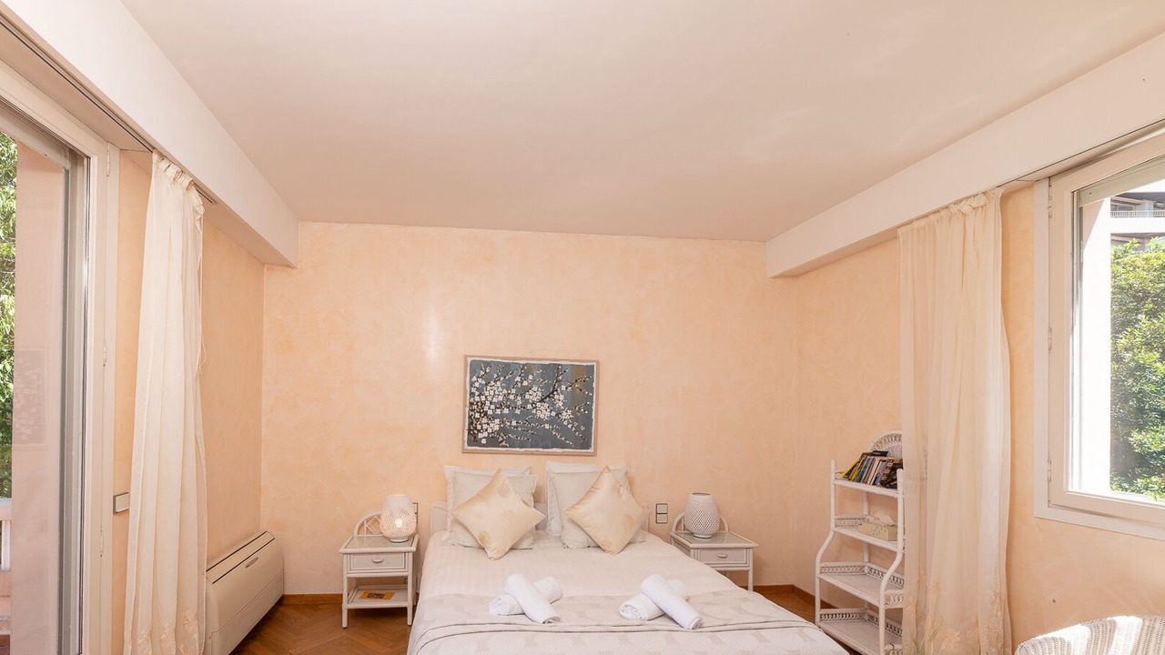Photo of Bedroom in Prado - Republique