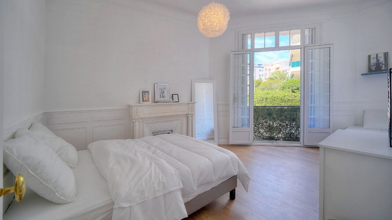 Photo of Bedroom in Prado - Republique