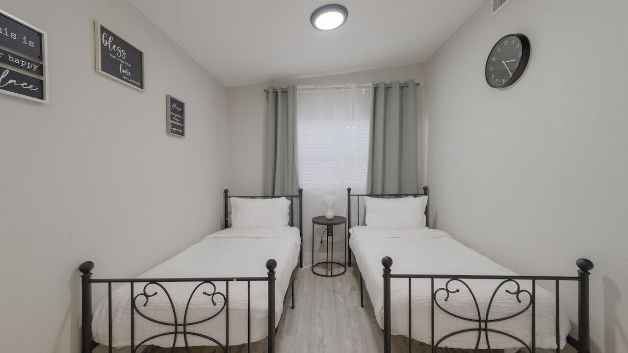 Photo of Bedroom in Azalea Park
