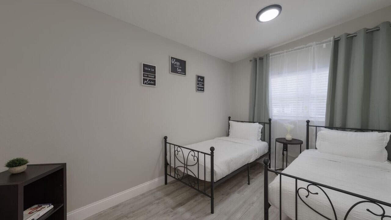 Photo of Bedroom in Azalea Park