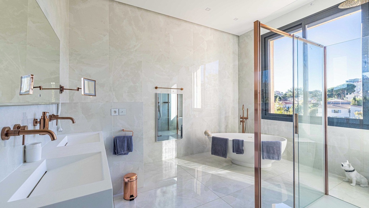 Photo of Bathroom in Riou - Petit Juas - Av de Grasse
