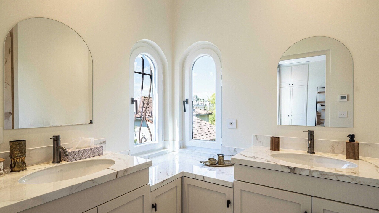 Photo of Bathroom in California - Pezou