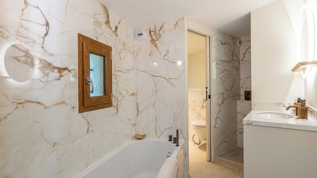 Photo of Bathroom in California - Pezou