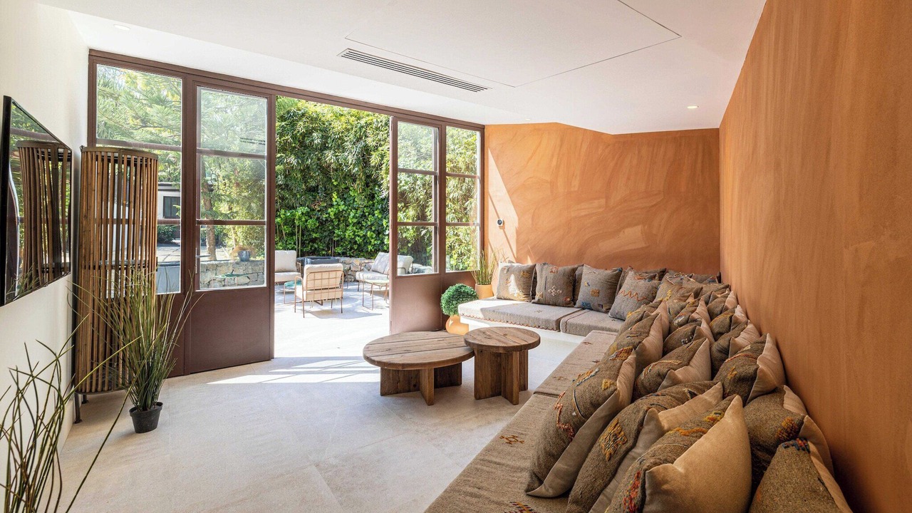 Photo of Livingroom in California - Pezou