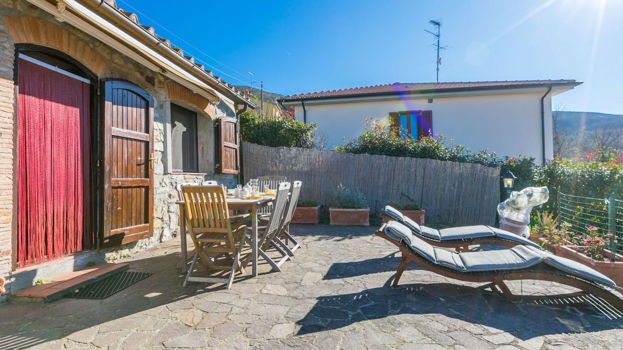 Photo of Patio Balcony in Castellina Marittima