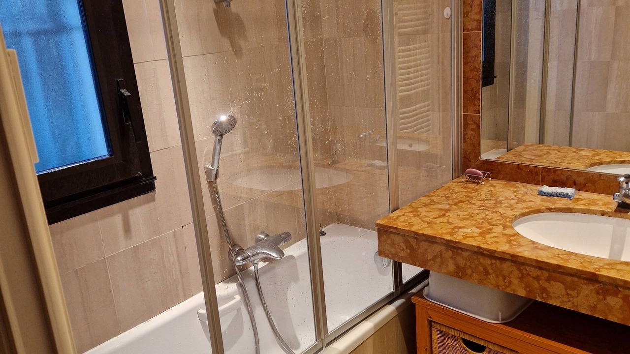 Photo of Bathroom in California - Pezou