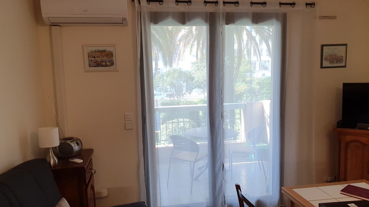 Photo of Livingroom in California - Pezou
