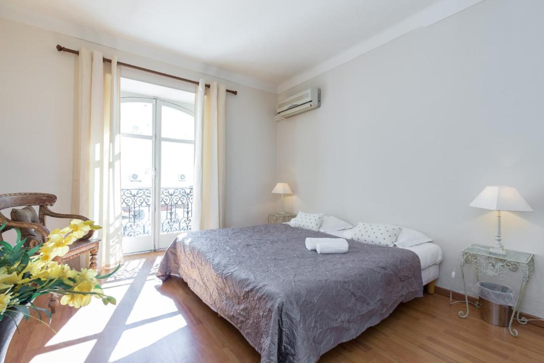 Photo of Bedroom in Cannes City Centre
