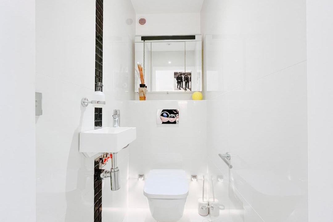 Photo of Bathroom in California - Pezou
