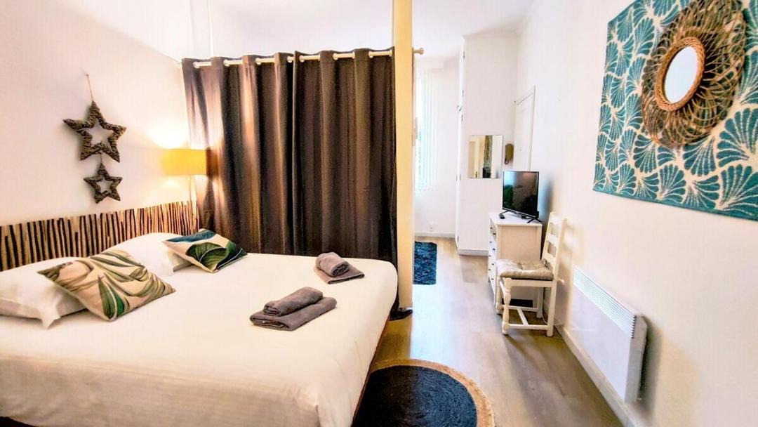 Photo of Bedroom in Prado - Republique