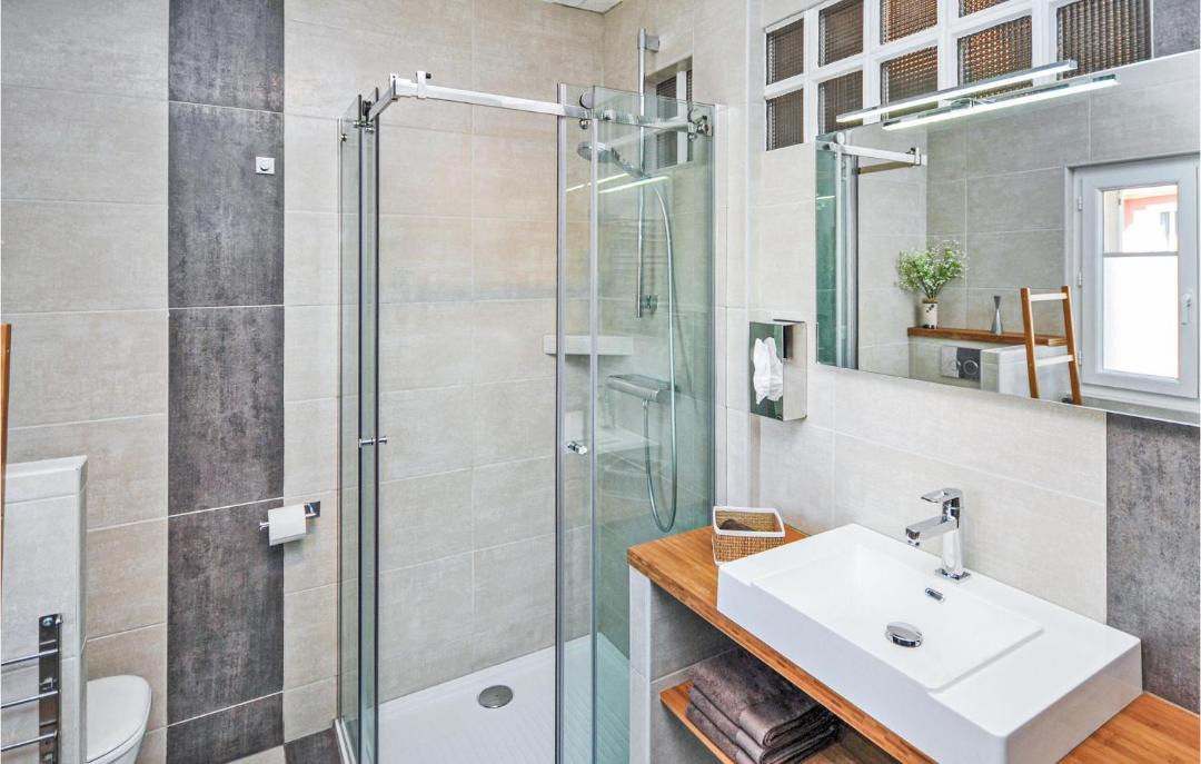 Photo of Bathroom in California - Pezou