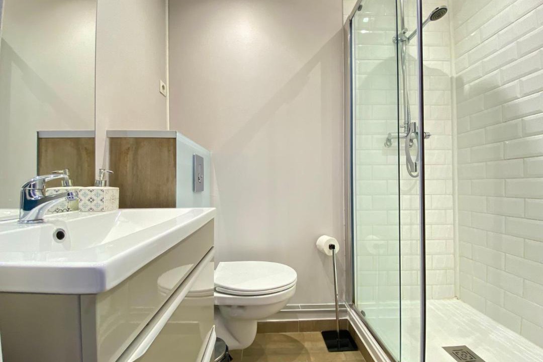 Photo of Bathroom in California - Pezou