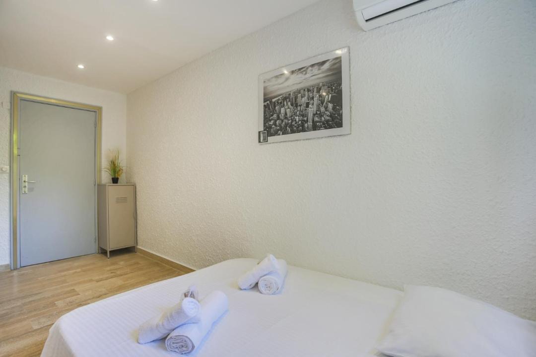Photo of Bedroom in California - Pezou