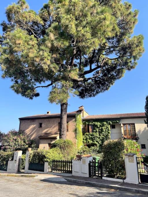 Photo of Buildings in Bastide Giraud