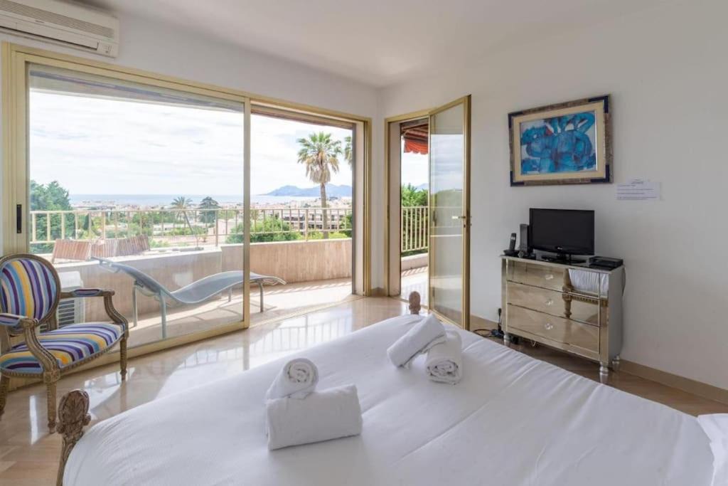 Photo of Livingroom in California - Pezou
