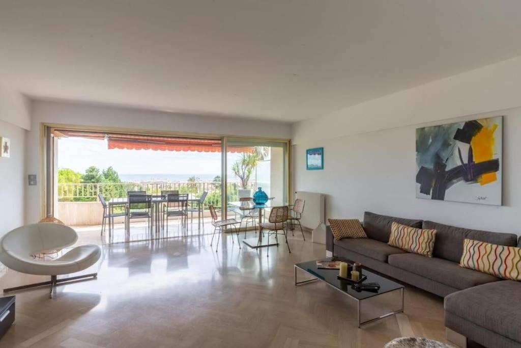 Photo of Livingroom in California - Pezou