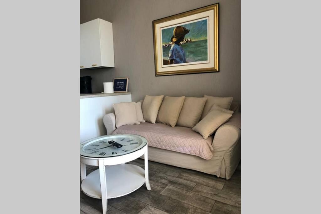 Photo of Livingroom in California - Pezou